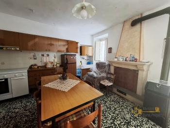 Two-bedroom town house in perfect conditions with two cellars. Celenza Sul Trigno Img2