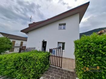 Beautiful, detached five- bedroom town house with two habitable units, two large garages and two terraces with panoramic view. Lettopalena Img20
