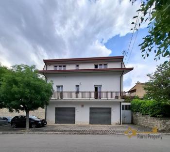 Beautiful, detached five- bedroom town house with two habitable units, two large garages and two terraces with panoramic view. Lettopalena Img44