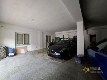 Beautiful, detached five- bedroom town house with two habitable units, two large garages and two terraces with panoramic view. Lettopalena Img42