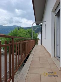 Beautiful, detached five- bedroom town house with two habitable units, two large garages and two terraces with panoramic view. Lettopalena Img7