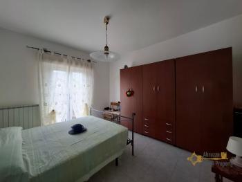 Beautiful, detached five- bedroom town house with two habitable units, two large garages and two terraces with panoramic view. Lettopalena Img10