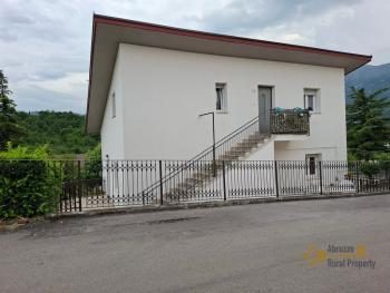 Beautiful, detached five- bedroom town house with two habitable units, two large garages and two terraces with panoramic view. Lettopalena Img43