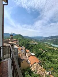 Four-bedroom town house with panoramic balcony and terrace overlooking the Bomba Lake and the Maiella Mountains. Colledimezzo Img14