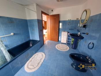 Four-bedroom town house with panoramic balcony and terrace overlooking the Bomba Lake and the Maiella Mountains. Colledimezzo Img22