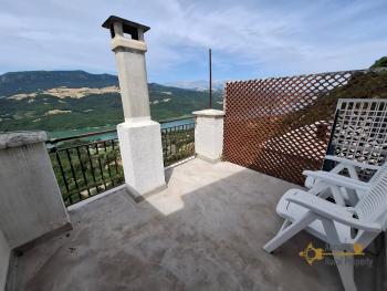 Four-bedroom town house with panoramic balcony and terrace overlooking the Bomba Lake and the Maiella Mountains. Colledimezzo Img24