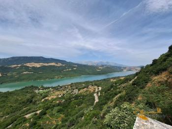 Four-bedroom town house with panoramic balcony and terrace overlooking the Bomba Lake and the Maiella Mountains. Colledimezzo Img3