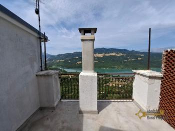 Four-bedroom town house with panoramic balcony and terrace overlooking the Bomba Lake and the Maiella Mountains. Colledimezzo Img25