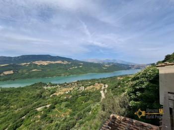 Four-bedroom town house with panoramic balcony and terrace overlooking the Bomba Lake and the Maiella Mountains. Colledimezzo Img13