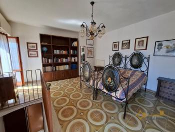 Two-bedroom traditional stone house in habitable conditions with panoramic balcony, vaulted ceilings and stone cellar. Palmoli