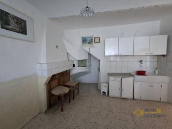 Two-bedroom traditional stone house in habitable conditions with panoramic balcony, vaulted ceilings and stone cellar. Palmoli Img4