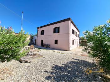 Beautiful four-bedroom detached house in perfect condition, set within private land planted with fruit trees. Located in the peaceful countryside of Ortona.