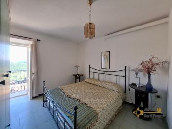 Traditional town house with three bedrooms, two terraces with panoramic view, and an independent unit. Carunchio. Img13