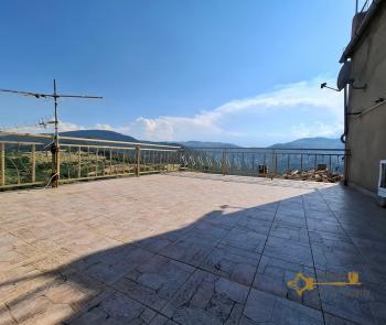 Traditional town house with three bedrooms, two terraces with panoramic view, and an independent unit. Carunchio.
