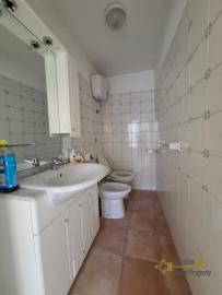 Traditional town house with three bedrooms, two terraces with panoramic view, and an independent unit. Carunchio. Img21