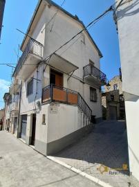 Perfect condition town house with two bedrooms, garage and cellar, panoramic view, Ready to live in. Carunchio.