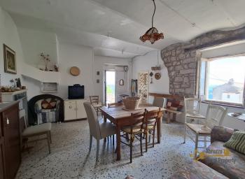Three-bedroom traditional stone house with 200 sqm garden, cellars and panoramic view. Tufillo.
