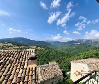 Traditional town house with two bedrooms, two cellars, panoramic view, located in the centre of Carunchio.