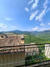 Traditional town house with two bedrooms, two cellars, panoramic view, located in the centre of Carunchio. Img14