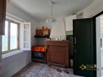 Traditional town house with two bedrooms, two cellars, panoramic view, located in the centre of Carunchio. Img2