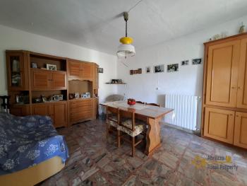 Traditional town house with two bedrooms, two cellars, panoramic view, located in the centre of Carunchio. Img5
