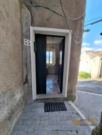Traditional town house with two bedrooms, two cellars, panoramic view, located in the centre of Carunchio. Img18