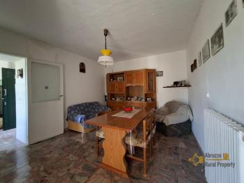 Traditional town house with two bedrooms, two cellars, panoramic view, located in the centre of Carunchio. Img6