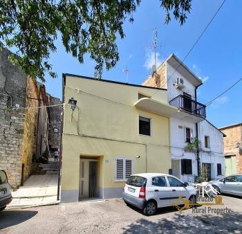 Spacious three-bedrooms town house with guest unit and sea view. Tavenna Img2