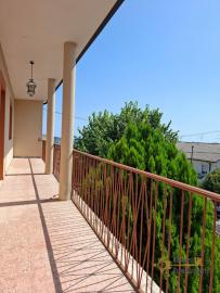 Large, detached townhouse with garden, tool shed and panoramic sea and mountain views, at just 12 km from the local ski resort. Roccamontepiano. Img21