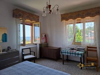 Large, detached townhouse with garden, tool shed and panoramic sea and mountain views, at just 12 km from the local ski resort. Roccamontepiano. Img19