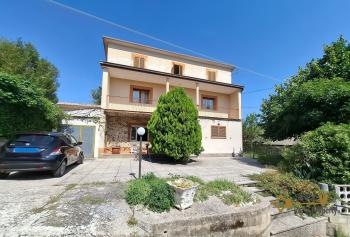 Large, detached townhouse with garden, tool shed and panoramic sea and mountain views, at just 12 km from the local ski resort. Roccamontepiano.