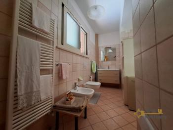 Large, detached townhouse with garden, tool shed and panoramic sea and mountain views, at just 12 km from the local ski resort. Roccamontepiano. Img14