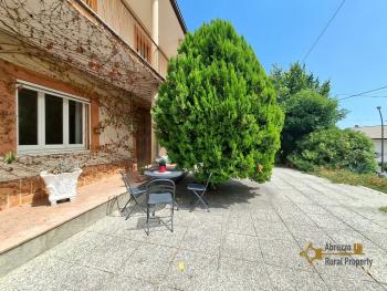 Large, detached townhouse with garden, tool shed and panoramic sea and mountain views, at just 12 km from the local ski resort. Roccamontepiano. Img34