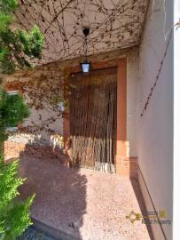 Large, detached townhouse with garden, tool shed and panoramic sea and mountain views, at just 12 km from the local ski resort. Roccamontepiano. Img3
