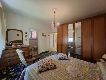 Large, detached townhouse with garden, tool shed and panoramic sea and mountain views, at just 12 km from the local ski resort. Roccamontepiano. Img12