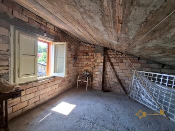 Large, detached townhouse with garden, tool shed and panoramic sea and mountain views, at just 12 km from the local ski resort. Roccamontepiano. Img27
