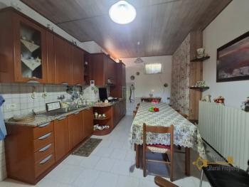 Large, detached townhouse with garden, tool shed and panoramic sea and mountain views, at just 12 km from the local ski resort. Roccamontepiano. Img7