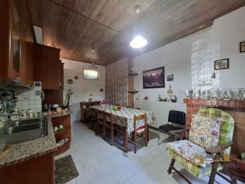 Large, detached townhouse with garden, tool shed and panoramic sea and mountain views, at just 12 km from the local ski resort. Roccamontepiano. Img8