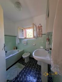 Large, detached townhouse with garden, tool shed and panoramic sea and mountain views, at just 12 km from the local ski resort. Roccamontepiano. Img17