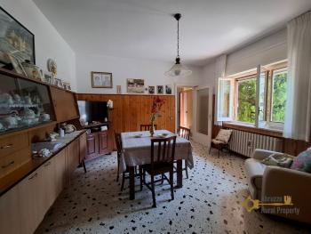 Large, detached townhouse with garden, tool shed and panoramic sea and mountain views, at just 12 km from the local ski resort. Roccamontepiano. Img5