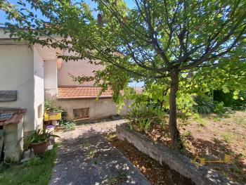 Large, detached townhouse with garden, tool shed and panoramic sea and mountain views, at just 12 km from the local ski resort. Roccamontepiano. Img30