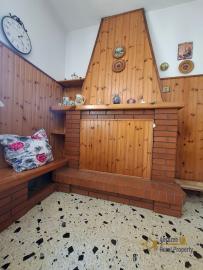 Large, detached townhouse with garden, tool shed and panoramic sea and mountain views, at just 12 km from the local ski resort. Roccamontepiano. Img6