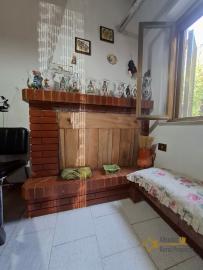 Large, detached townhouse with garden, tool shed and panoramic sea and mountain views, at just 12 km from the local ski resort. Roccamontepiano. Img10