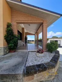 Beautiful six-bedroom villa with garden, large garage, two cellars and 13.500 sqm of land. Trivento Img3