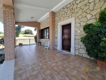 Beautiful six-bedroom villa with garden, large garage, two cellars and 13.500 sqm of land. Trivento Img4