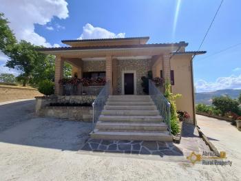 Beautiful six-bedroom villa with garden, large garage, two cellars and 13.500 sqm of land. Trivento Img1