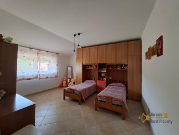 Beautiful six-bedroom villa with garden, large garage, two cellars and 13.500 sqm of land. Trivento Img37