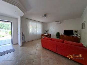 Beautiful six-bedroom villa with garden, large garage, two cellars and 13.500 sqm of land. Trivento Img9