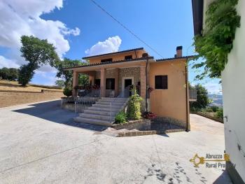 Beautiful six-bedroom villa with garden, large garage, two cellars and 13.500 sqm of land. Trivento Img72