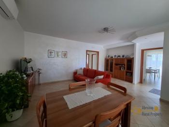 Beautiful six-bedroom villa with garden, large garage, two cellars and 13.500 sqm of land. Trivento Img10